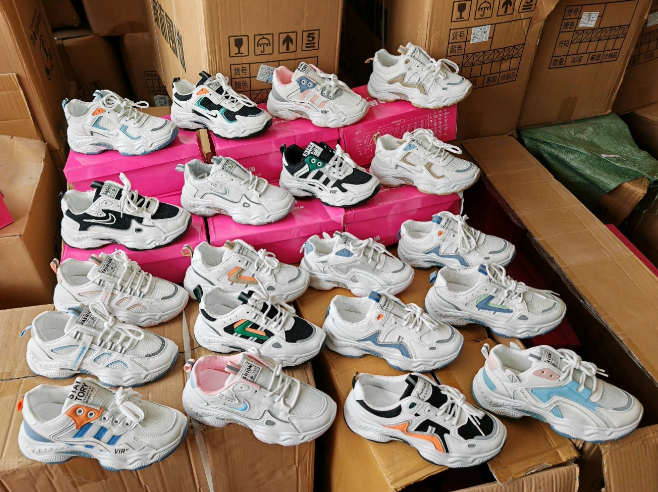 Lotes de 100 Zapatillas de Damas, Modelo W10251