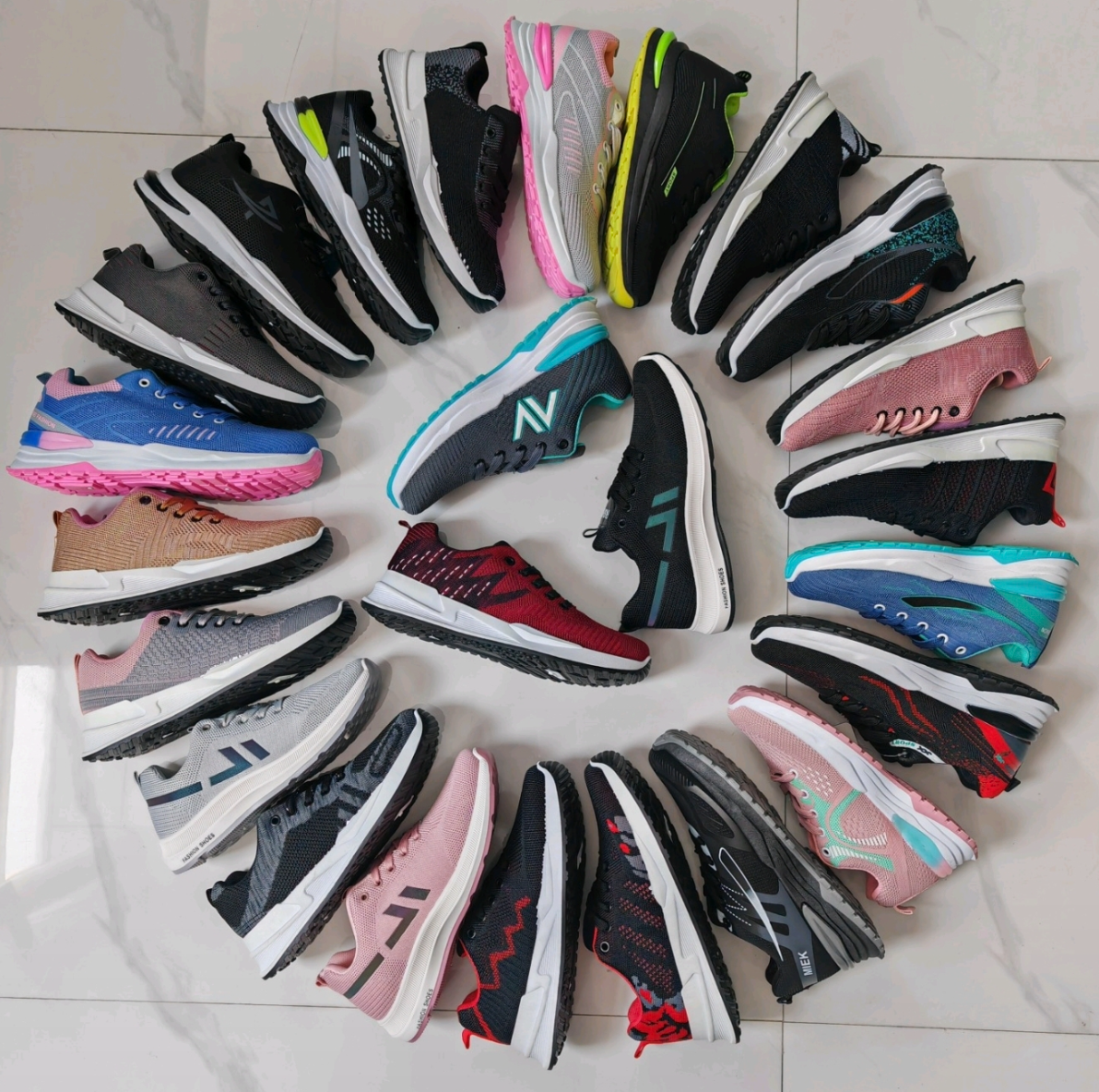 Lotes de 100 Zapatillas de Damas, Modelo W9241