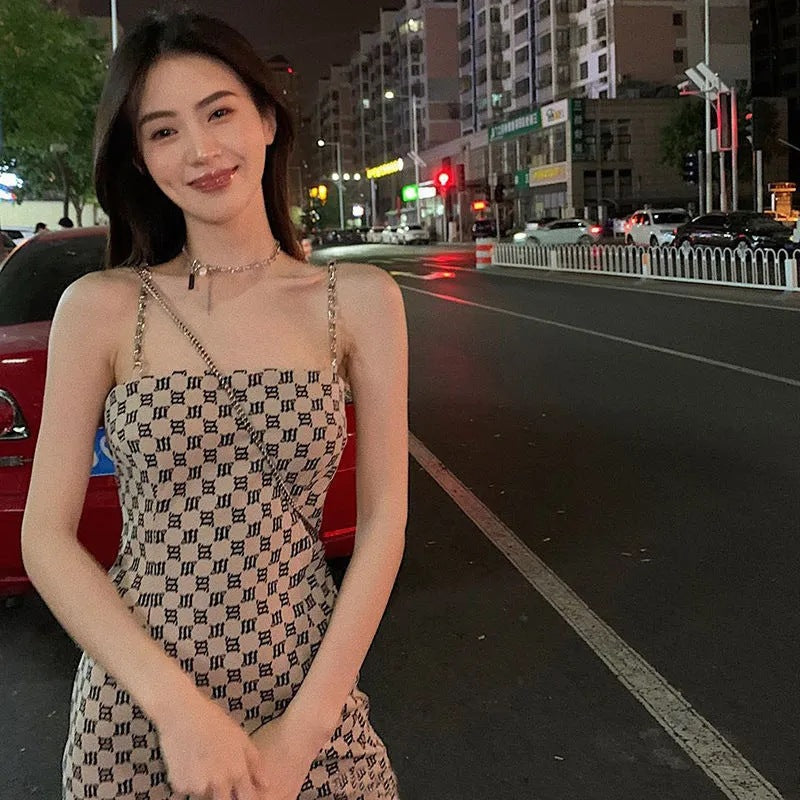 Wear A Plaid Suspender Dress Inside The Suit