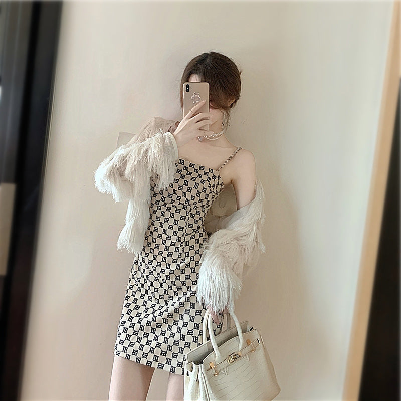 Wear A Plaid Suspender Dress Inside The Suit