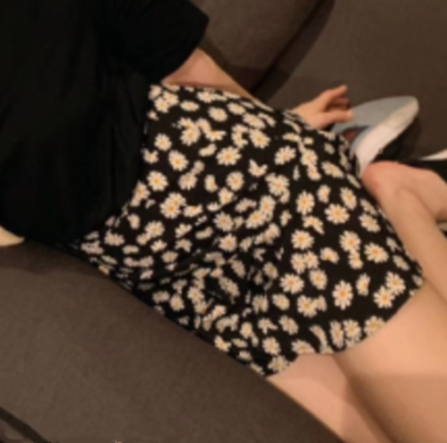 Short Skirt 8 Short Pleated Skirt 15 Skirt 19 Suspenders 19 Small Daisies
