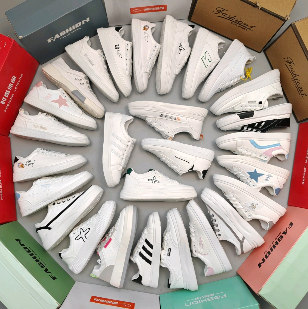 Lotes de 100 Zapatillas de Damas, Modelo W962